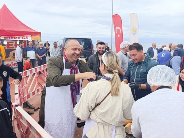 ÇINARCIK’TA HAMSİ COŞKUSU.. FESTİVAL RENKLİ GÖRÜNTÜLER OLUŞTURDU