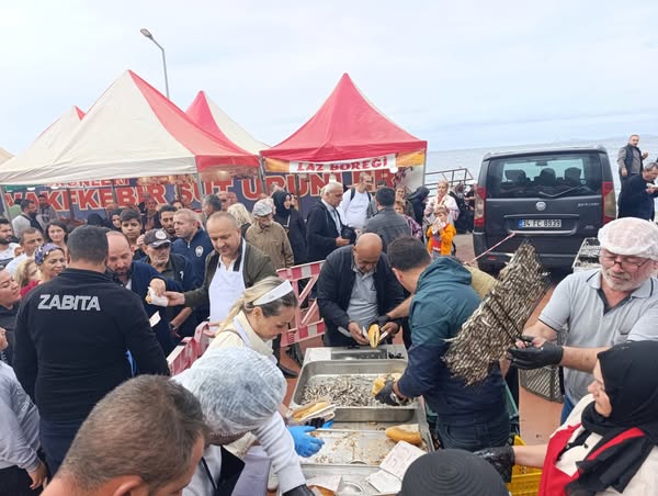 ÇINARCIK’TA HAMSİ COŞKUSU.. FESTİVAL RENKLİ GÖRÜNTÜLER OLUŞTURDU