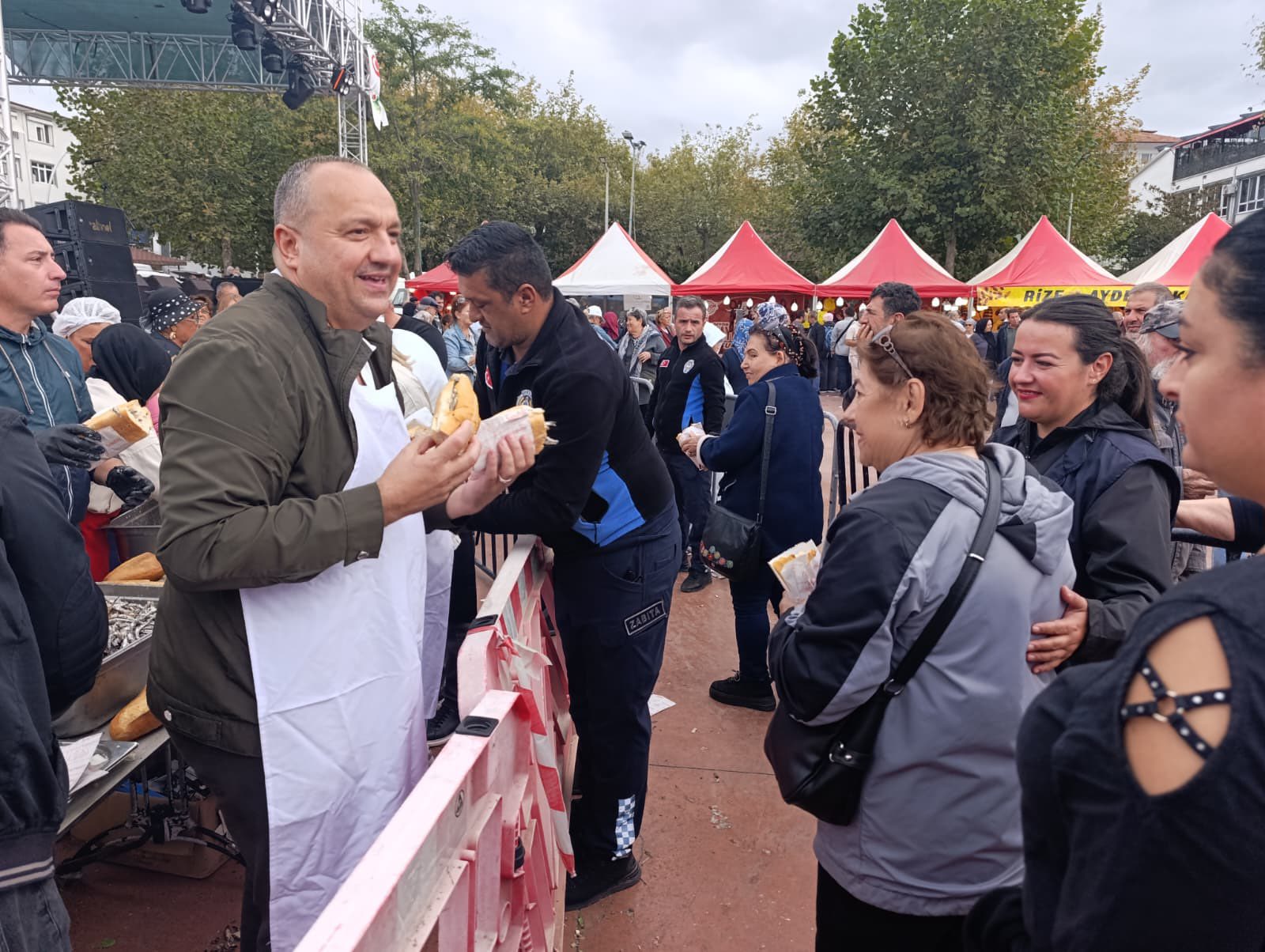 ÇINARCIK’TA HAMSİ COŞKUSU.. FESTİVAL RENKLİ GÖRÜNTÜLER OLUŞTURDU