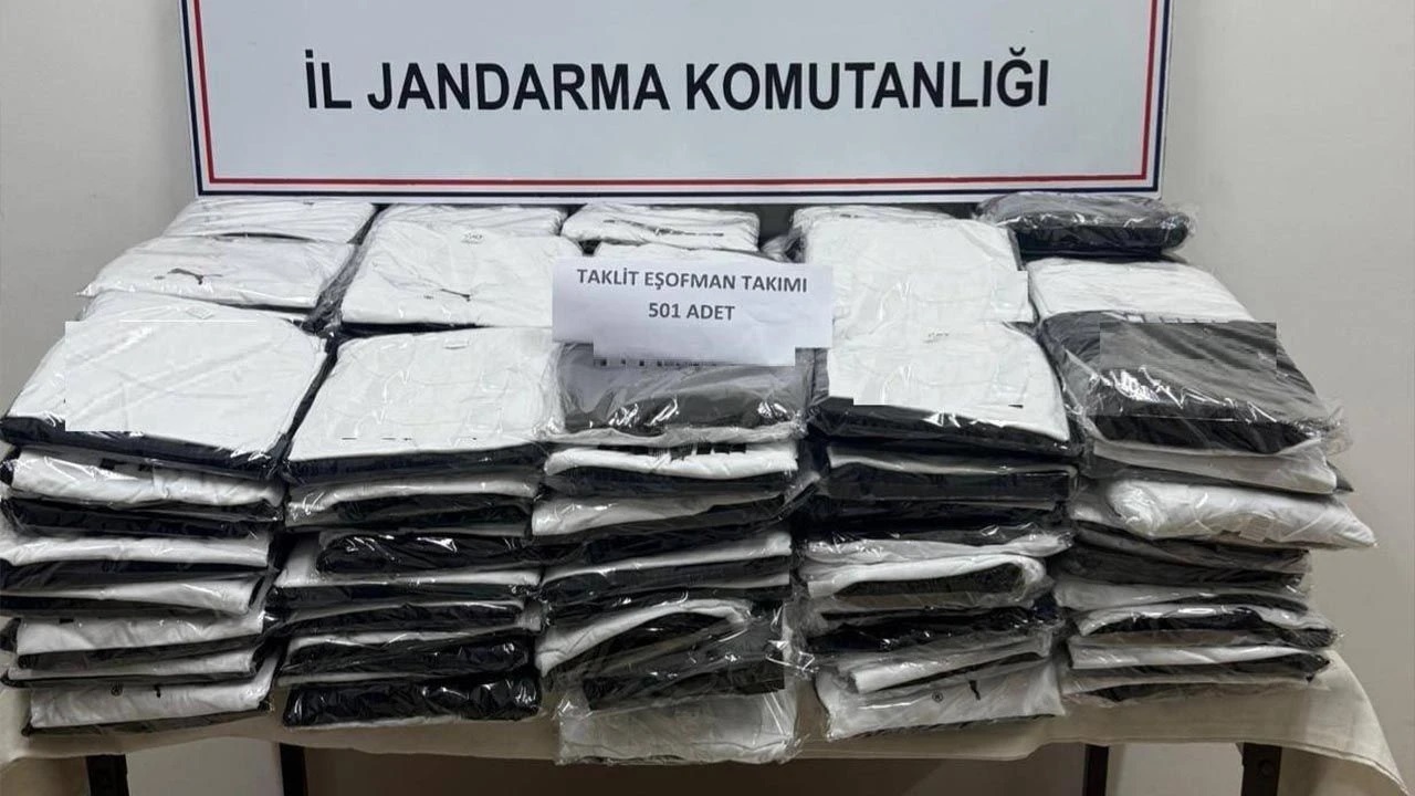 ALTINOVA’DA SAHTE EŞOFMAN OPERASYONU.. 501 EŞOFMAN TAKIMI ELE GEÇİRİLDİ 5 ALTINOVA’DA SAHTE EŞOFMAN OPERASYONU.. 501 EŞOFMAN TAKIMI ELE GEÇİRİLDİ