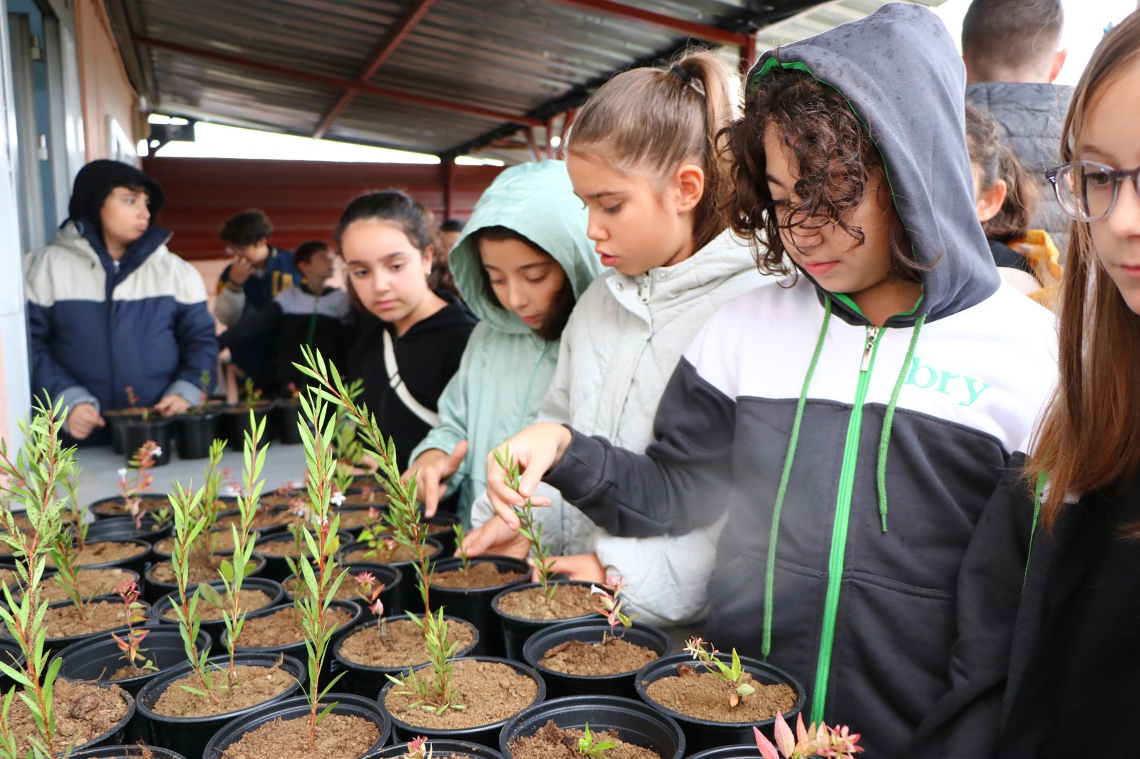 ÇİFTLİKKÖY’DE ÖĞRENCİLER FİDAN DİKTİLER