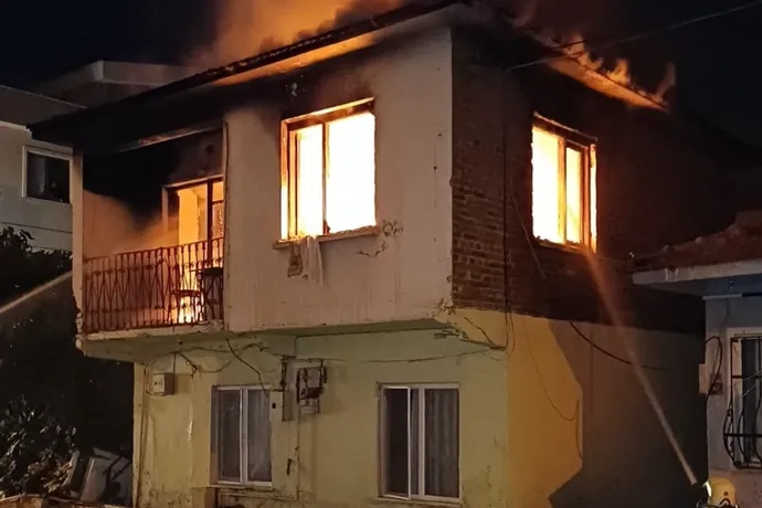 ÇİFTLİKKÖY’DE KORKUTAN YANGIN: 2 KATLI BİNA ALEVLERE TESLİM OLDU
