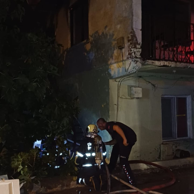 ÇİFTLİKKÖY’DE KORKUTAN YANGIN: 2 KATLI BİNA ALEVLERE TESLİM OLDU 2 ÇİFTLİKKÖY’DE KORKUTAN YANGIN: 2 KATLI BİNA ALEVLERE TESLİM OLDU