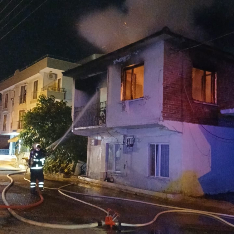 ÇİFTLİKKÖY’DE KORKUTAN YANGIN: 2 KATLI BİNA ALEVLERE TESLİM OLDU 4 ÇİFTLİKKÖY’DE KORKUTAN YANGIN: 2 KATLI BİNA ALEVLERE TESLİM OLDU