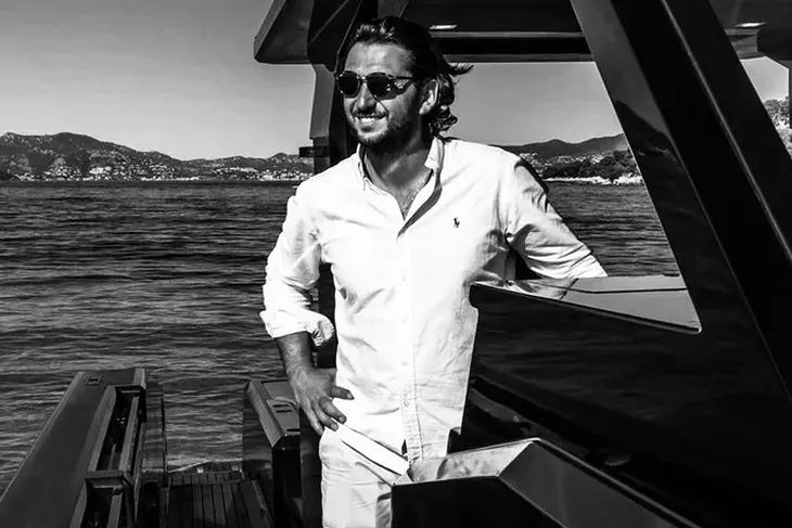 HALİT YUKAY SON YOLCULUĞUNA UĞURLANDI.. KIVANÇ TATLITUĞ GÖZYAŞLARINA HAKİM OLAMADI