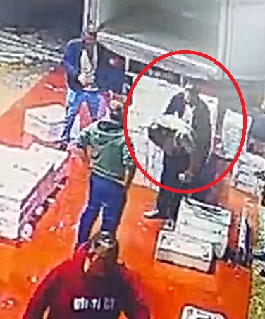 VİDEO HABER: KARAMÜRSEL’DE PAZARCI ÖLÜMDEN DÖNDÜ! HÜNNAP BOĞAZINA KAÇTI, HEİMLİCH MANEVRASIYLA KURTARILDI