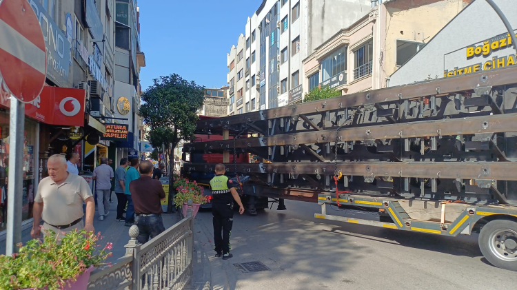 FRANSAYA GİDECEKTİ, YALOVA'DA TRAFİĞİ BAŞTAN ÇIKARTTI!