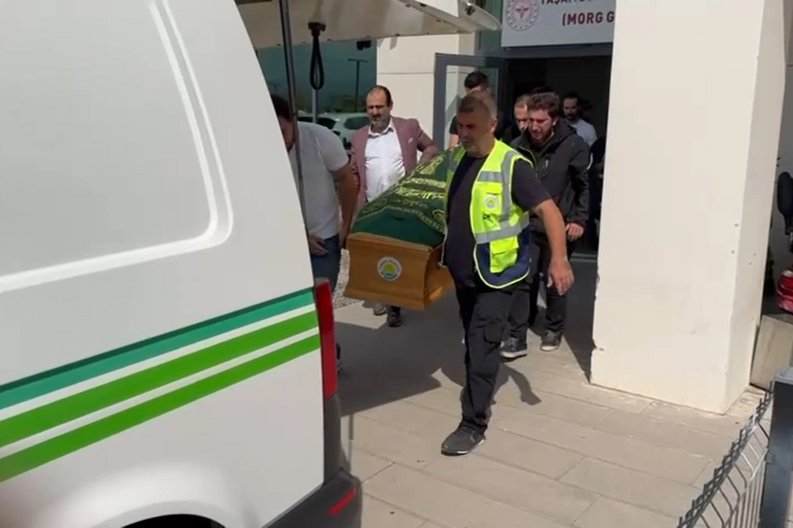 SANATÇI GÜLLÜ’NÜN CENAZESİ İSTANBUL’A GÖNDERİLDİ