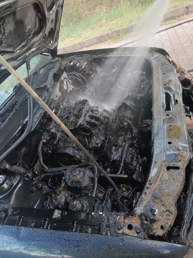 SUBAŞINDA BİR ARAÇ ALEVLERE TESLİM OLDU