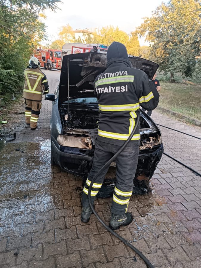 SUBAŞINDA BİR ARAÇ ALEVLERE TESLİM OLDU
