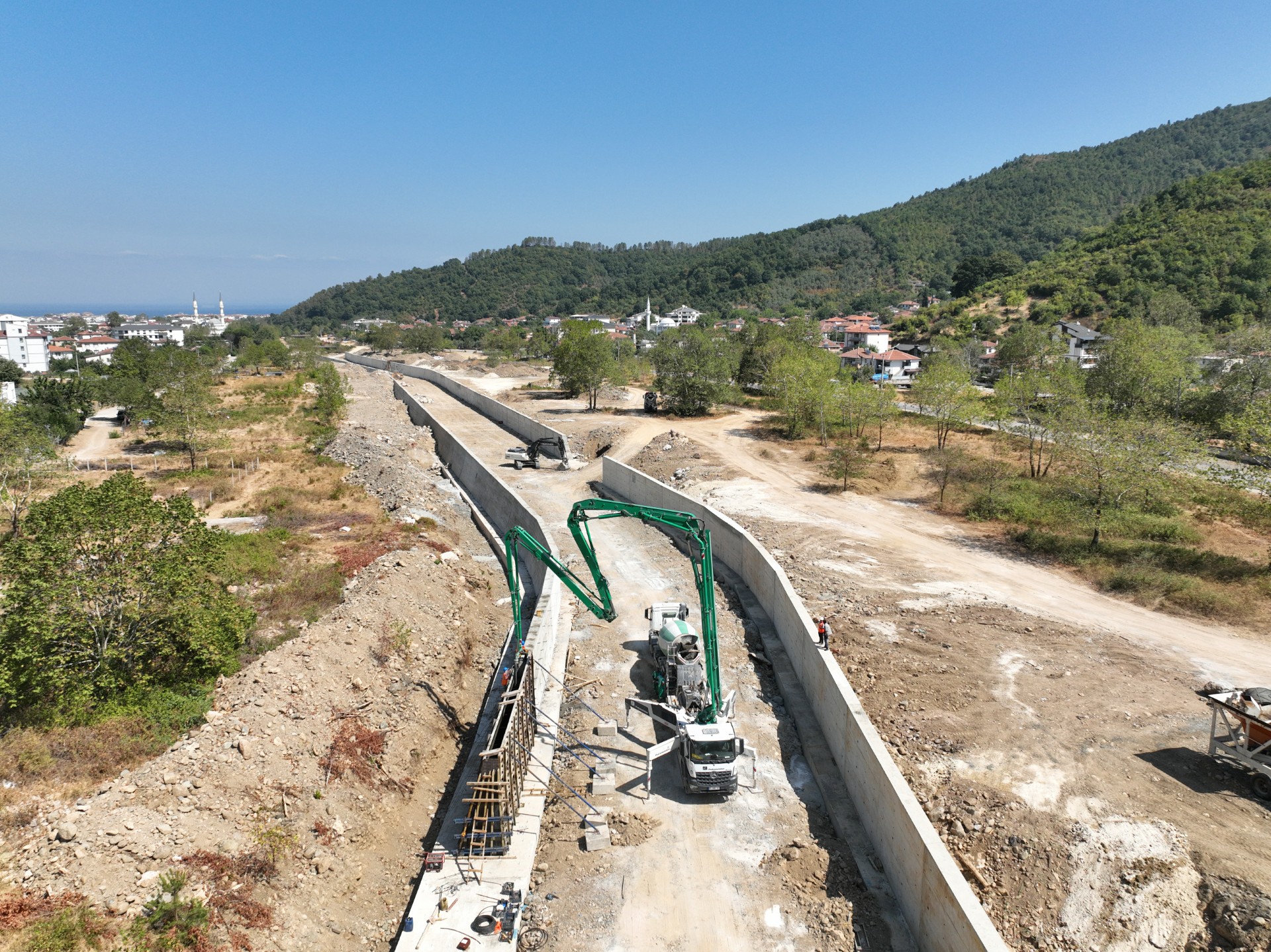 TEŞVİKİYE DERESİ ISLAH ÇALIŞMASI BAŞLADI.. 730 METRE BETON DUVARLA TAŞKIN RİSKİ ÖNLENECEK