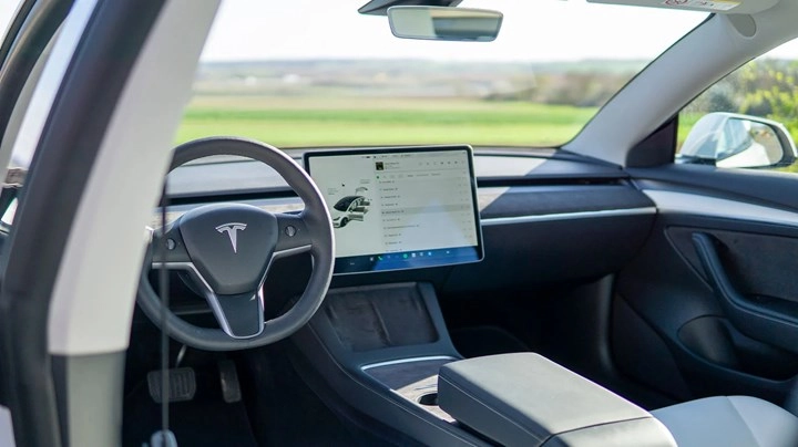 TESLA, INTEL'İN KAPISINDA: 18A SÜRECİNDE YENİ AI ÇİPİ GELİYOR