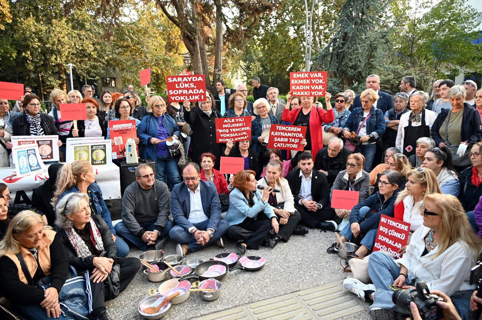 CHP’Lİ KADINLARDAN BOŞ TENCERE EYLEMİ