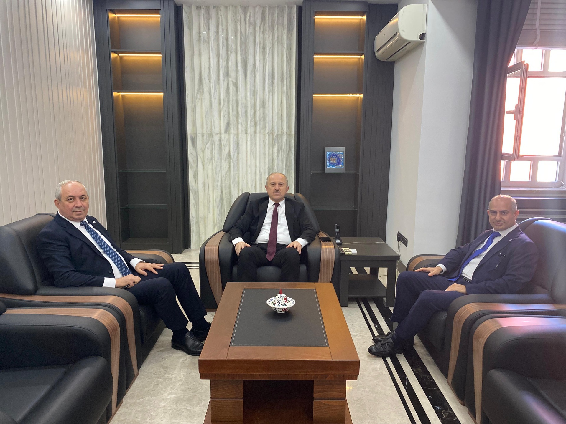 YTSO BAŞKANI DEMİRYÜREK VE MECLİS ÜYESİ SOYSAL’DAN ORHANGAZİ KAYMAKAMI KARAMEHMETOĞLU’NA ZİYARET