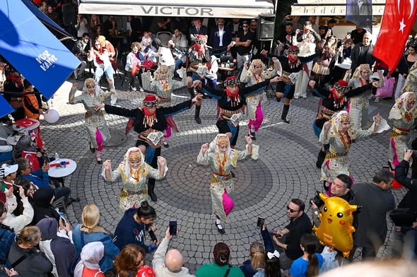 YALOVA VE İLÇELERİNDE 29 EKİM COŞKUYLA KUTLANDI 2 YALOVA VE İLÇELERİNDE 29 EKİM COŞKUYLA KUTLANDI