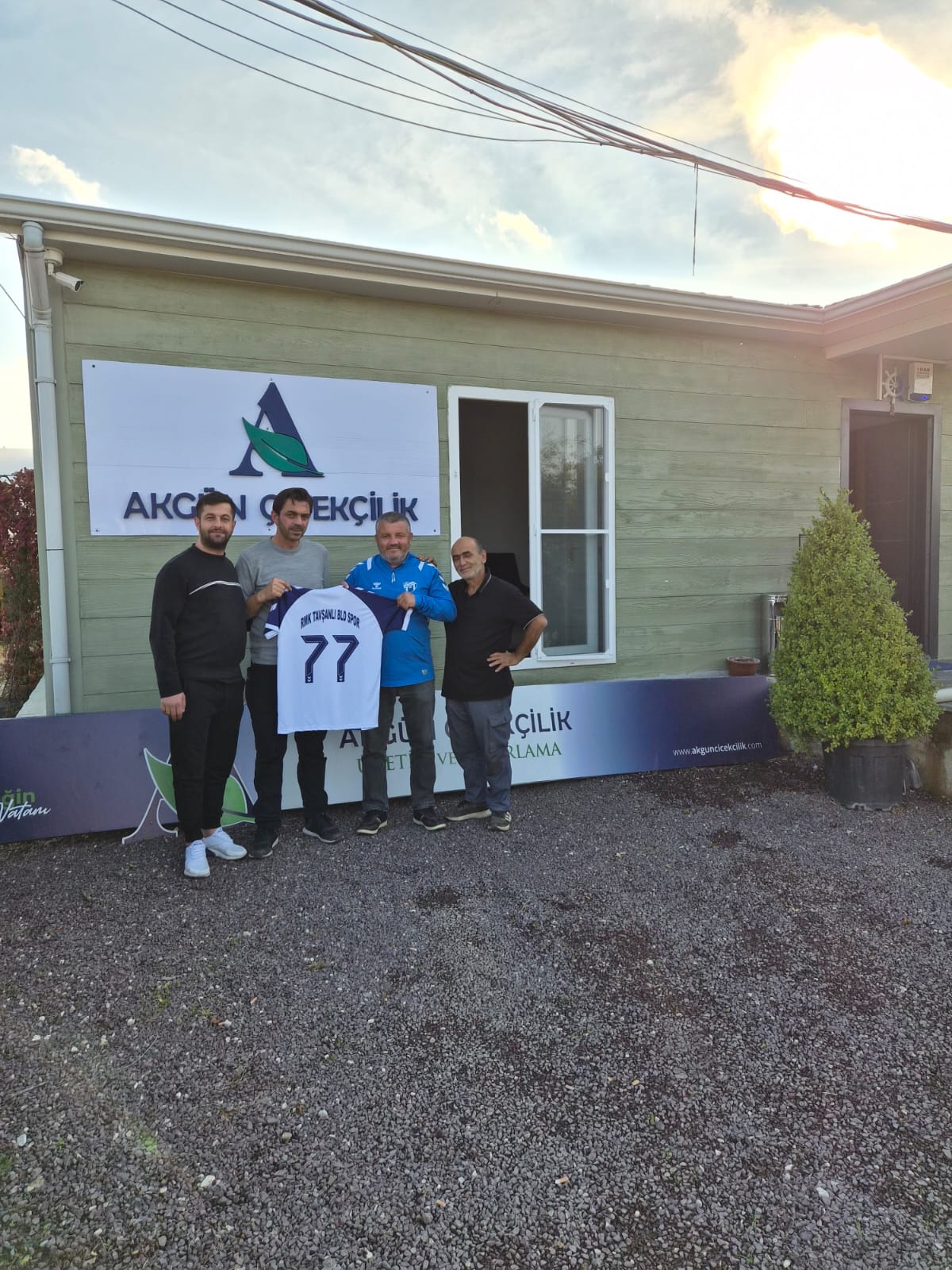 TAVŞANLI SPOR’A AKGÜN ÇİÇEKÇİLİKTEN FORMA DESTEĞİ