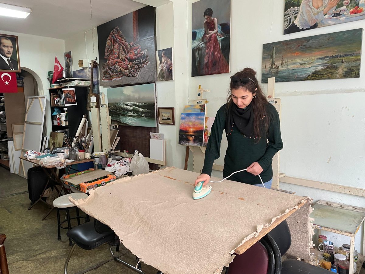 SANATÇI ATAMIŞ, YALOVA’NIN KÜLTÜREL MİRASINI TUVALE TAŞIYOR