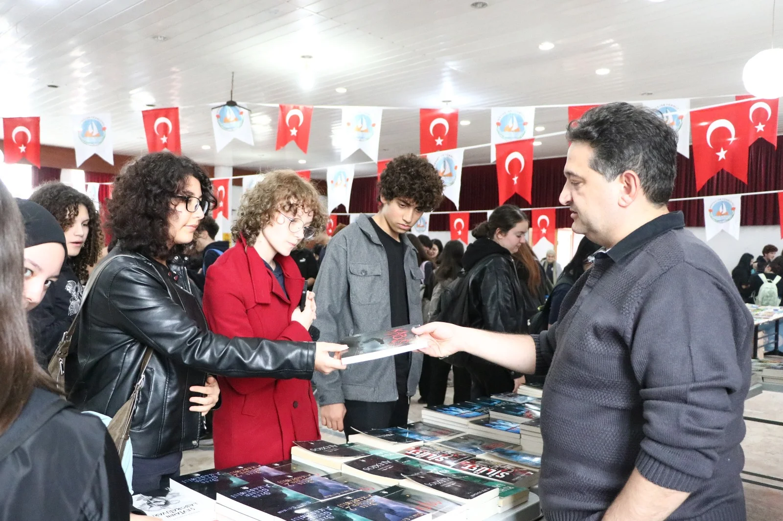 ÇİFTLİKKÖY KİTAP GÜNLERİNE YOĞUN İLGİ