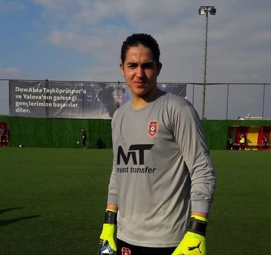 MOTOSİKLET KAZASINDA AĞIR YARALANMIŞTI! KARAMÜRSELLİ GENÇ KALECİ YAŞAM SAVAŞINI KAYBETTİ