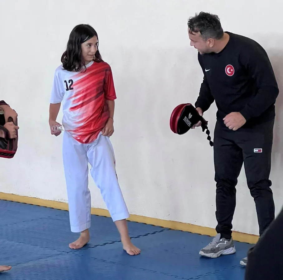 KARAMÜRSEL’DE SPORUN YENİ MERKEZİ: “İSABET SPOR MERKEZİ” OLDU 2 KARAMÜRSEL’DE SPORUN YENİ MERKEZİ: “İSABET SPOR MERKEZİ” OLDU