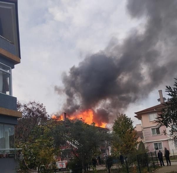 YALOVA PAŞAKENT MAHALLESİ’NDE 3 KATLI BİNANIN ÇATISI ALEV ALDI!