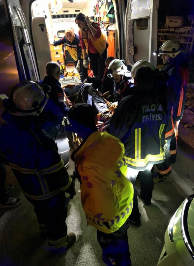 YALOVA'DA KAMYON DEVRİLDİ: 1 YARALI