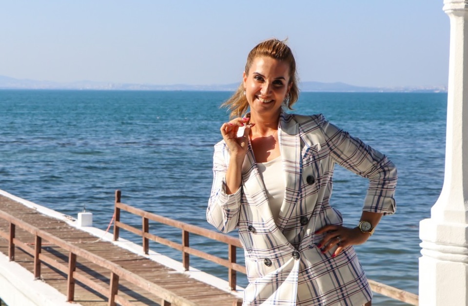 ‘ADIM ADIM YALOVA’NIN YÜZÜ GÖKŞEN TUTUK, YALOVA ÇİZGİ DERGİSİ’NİN KÖŞE YAZARI OLDU! 2 ‘ADIM ADIM YALOVA’NIN YÜZÜ GÖKŞEN TUTUK, YALOVA ÇİZGİ DERGİSİ’NİN KÖŞE YAZARI OLDU