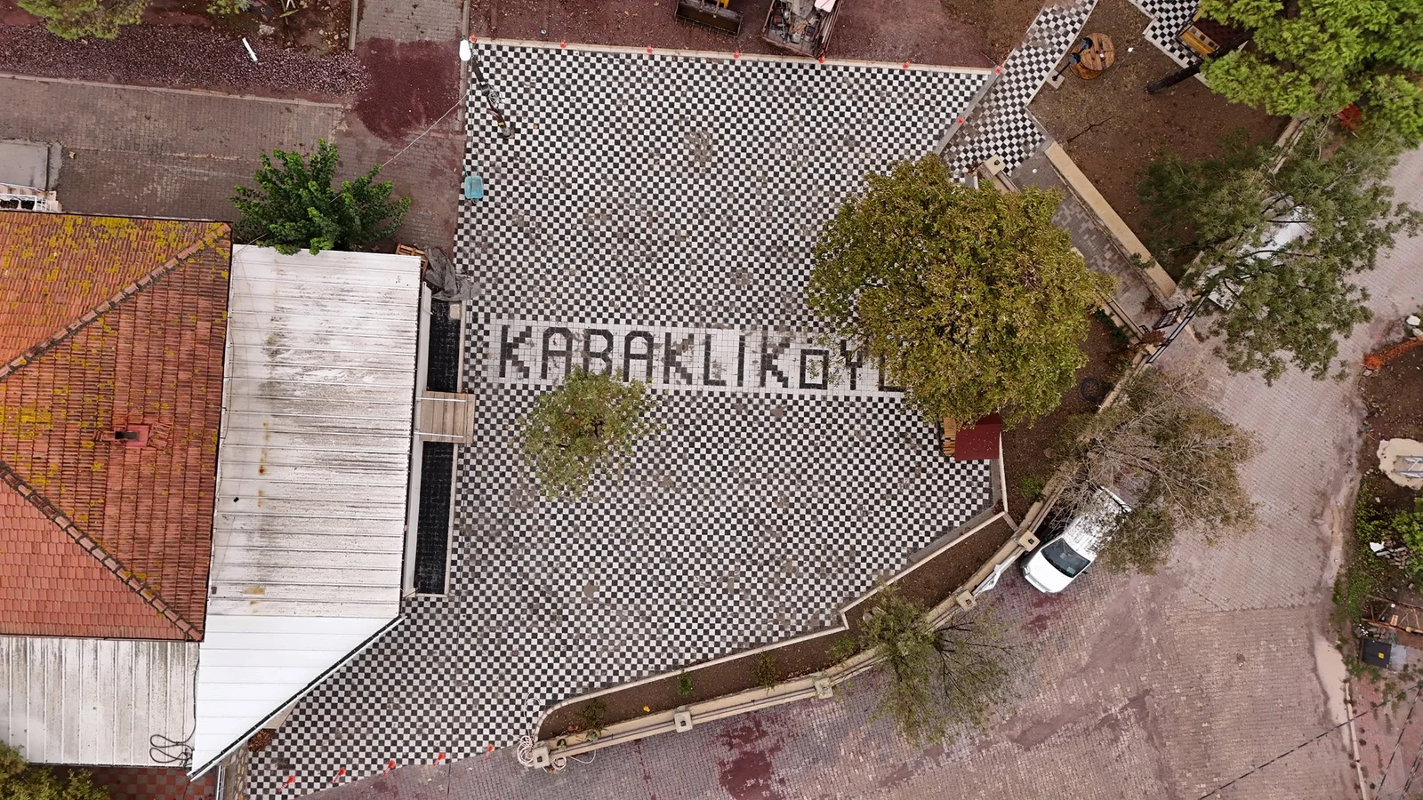 KABAKLI KÖY MEYDANI YENİLENDİ