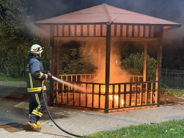 YALOVA’DA KAMELYA VE ATIK EŞYALAR ATEŞE VERİLDİ!