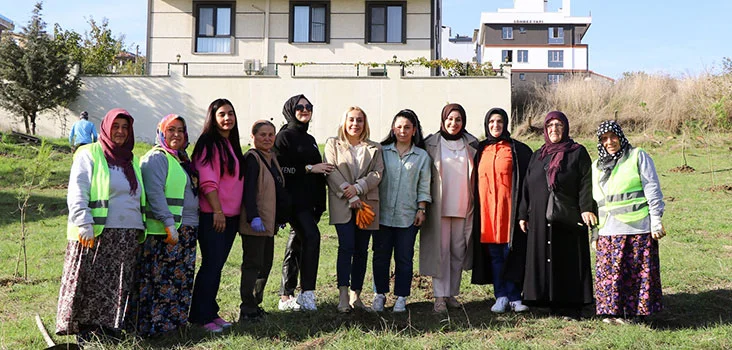 ÇİFTLİKKÖY’DE MAHALLE SAKİNLERİNDEN ÖRNEK DAYANIŞMA: 33 FISTIK ÇAMI TOPRAKLA BULUŞTU