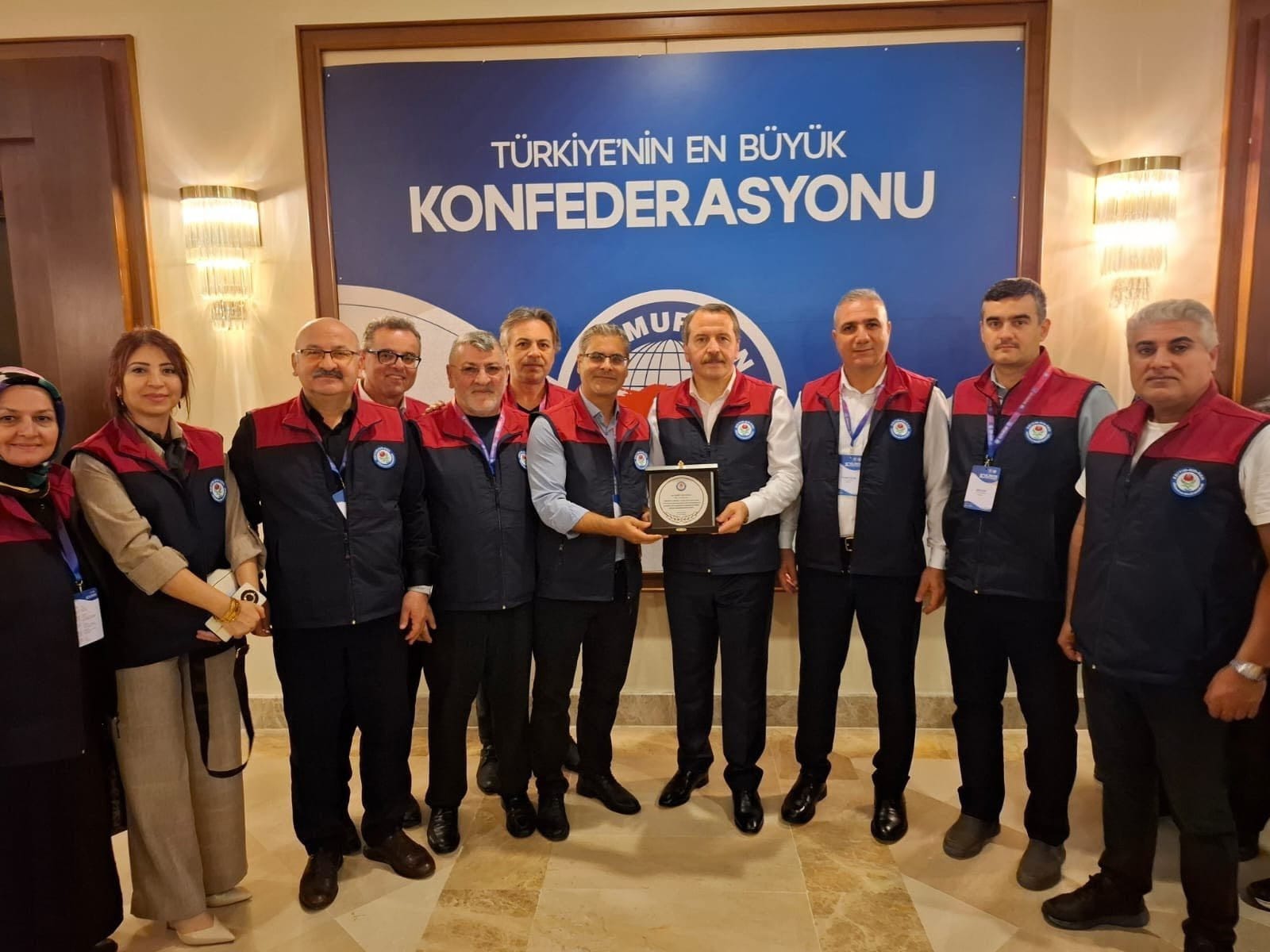 YALOVA EĞİTİM-BİR-SEN’E BAŞARI PLAKETİ VERİLDİ