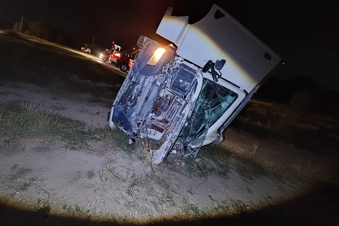 YALOVA’DA KAMYON DEVRİLDİ: 1 YARALI