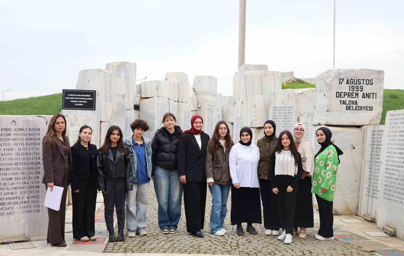 DEPREM ANITI’NDA GENÇLERDEN ANLAMLI ÇALIŞMA.. “HER İSİM BİR HAYAT, HER HARF BİR HATIRA”