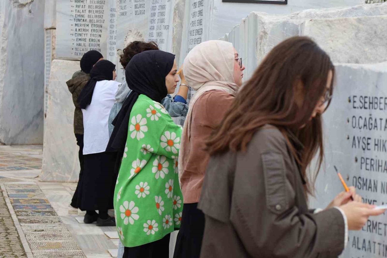 DEPREM ANITI’NDA GENÇLERDEN ANLAMLI ÇALIŞMA.. “HER İSİM BİR HAYAT, HER HARF BİR HATIRA”