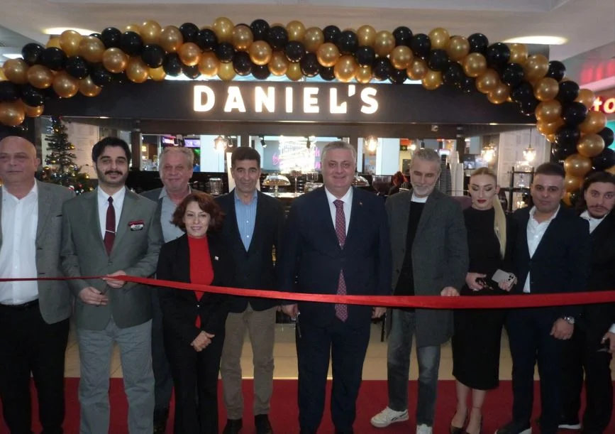 İŞTE MERAK EDİLEN O İSİM.. GÜLLÜ'NÜN KIZININ NİŞANLISI KERVAN EMİNOĞLU! 2 İŞTE MERAK EDİLEN O İSİM.. GÜLLÜ'NÜN KIZININ NİŞANLISI KERVAN EMİNOĞLU!