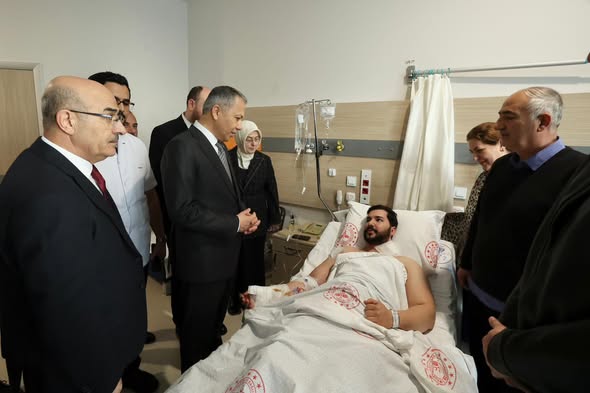 BAKAN'DAN YARALI POLİSLERE ZİYARET 3 BAKAN'DAN YARALI POLİSLERE ZİYARET