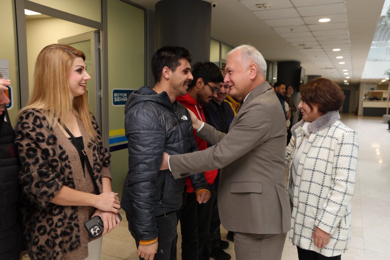 AKAN URAL’IN RESİM SERGİSİ BELEDİYE HİZMET BİNASINDA AÇILDI 3 AKAN URAL’IN RESİM SERGİSİ BELEDİYE HİZMET BİNASINDA AÇILDI