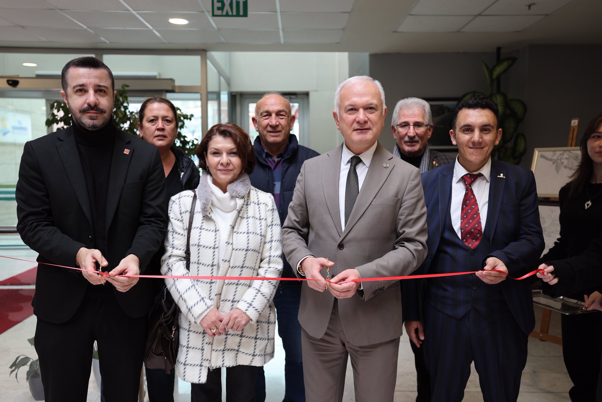 AKAN URAL’IN RESİM SERGİSİ BELEDİYE HİZMET BİNASINDA AÇILDI