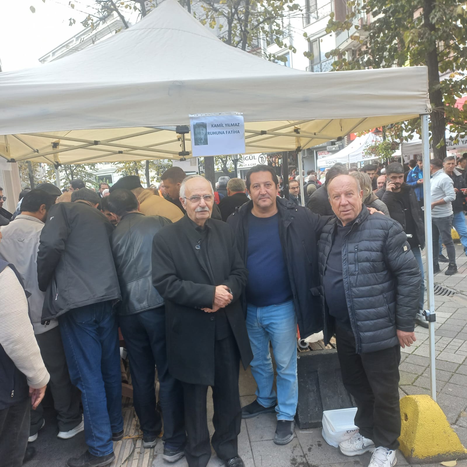 YALOVA’DA ANLAMLI BULUŞMA: GÜVEN YILMAZ, BABASI KAMİL YILMAZ İÇİN VATANDAŞLARA HELVA DAĞITTI