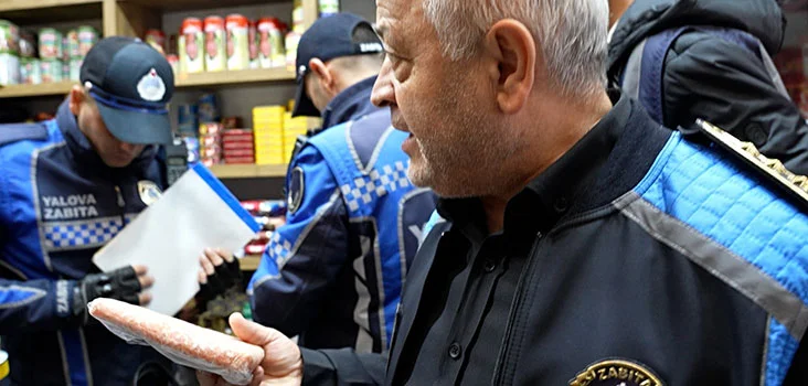 YALOVA’DA MARKETTE BULUNAN BOZUK ÜRÜNLERE İMHA