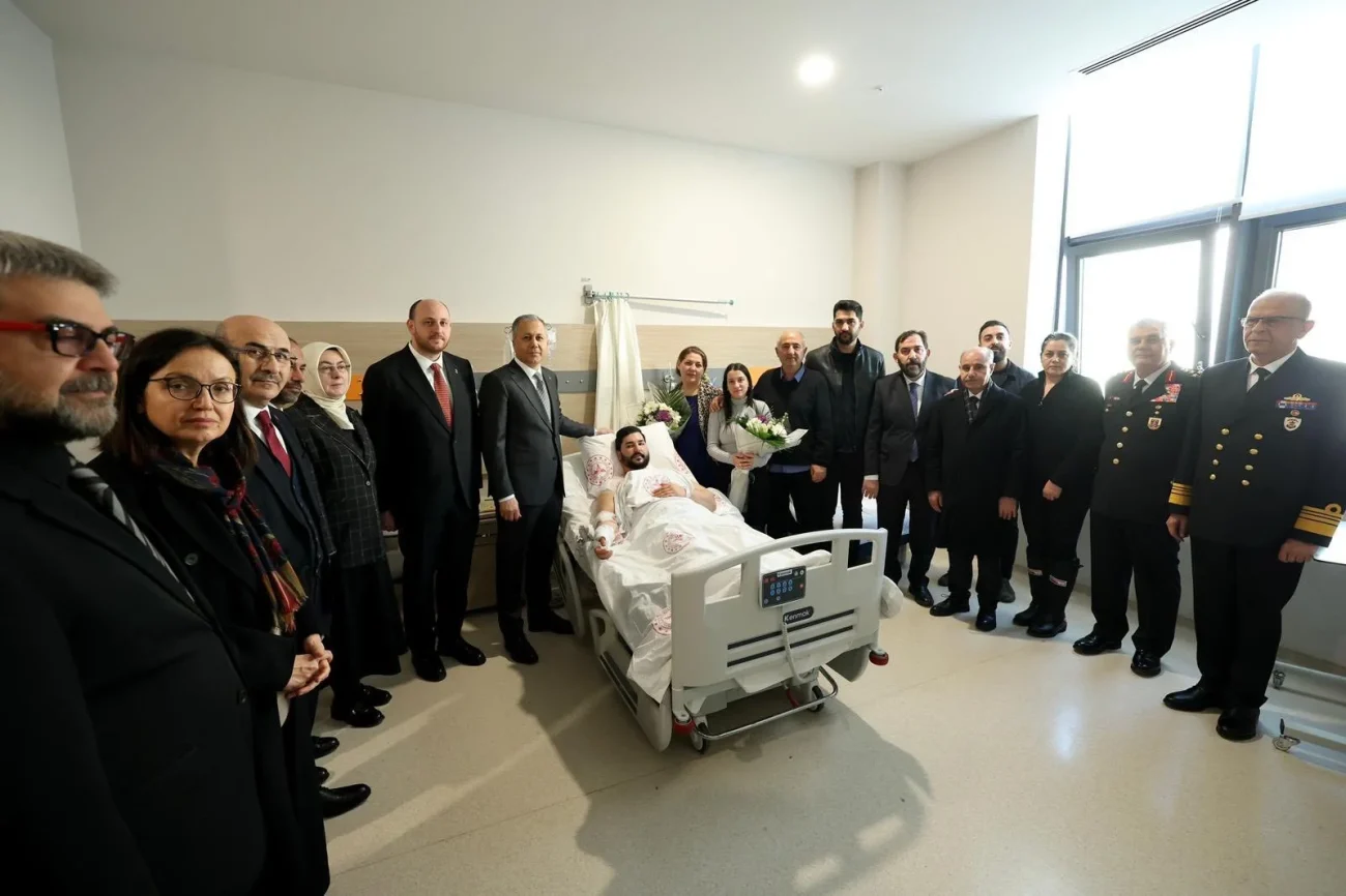 BAKAN'DAN YARALI POLİSLERE ZİYARET 2 BAKAN'DAN YARALI POLİSLERE ZİYARET