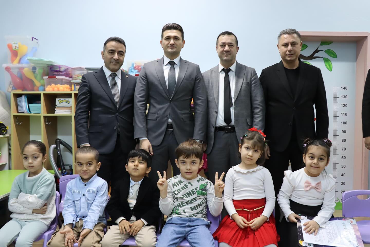 BELEDİYE BAŞKANLARI VE KAYMAKAM ÖĞRENCİLERİN KARNE SEVİNCİNE ORTAK OLDU