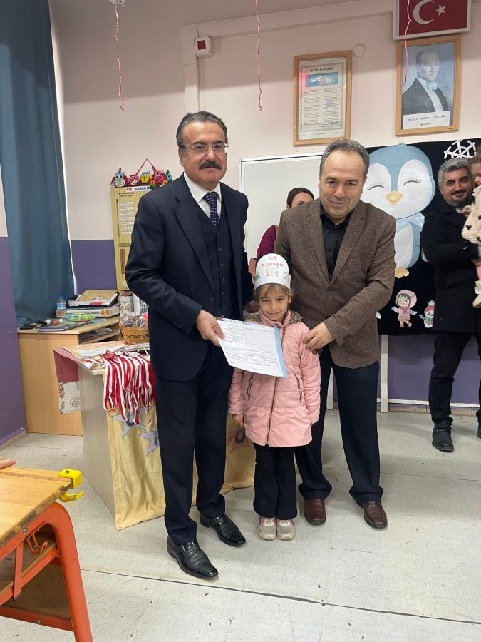 KARAMÜRSEL’DE KAYMAKAM İNAN VE İLÇE MİLLİ EĞİTİM MÜDÜRÜ BOZKURT, MİNİK KUZULARIN KARNELERİNİ DAĞITTI