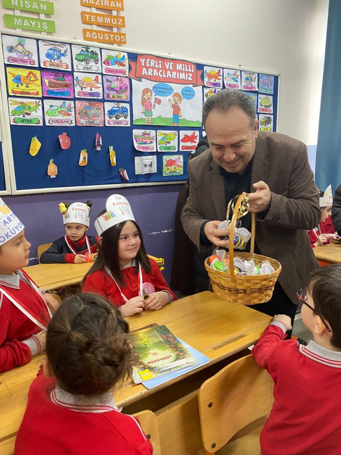 KARAMÜRSEL’DE KAYMAKAM İNAN VE İLÇE MİLLİ EĞİTİM MÜDÜRÜ BOZKURT, MİNİK KUZULARIN KARNELERİNİ DAĞITTI