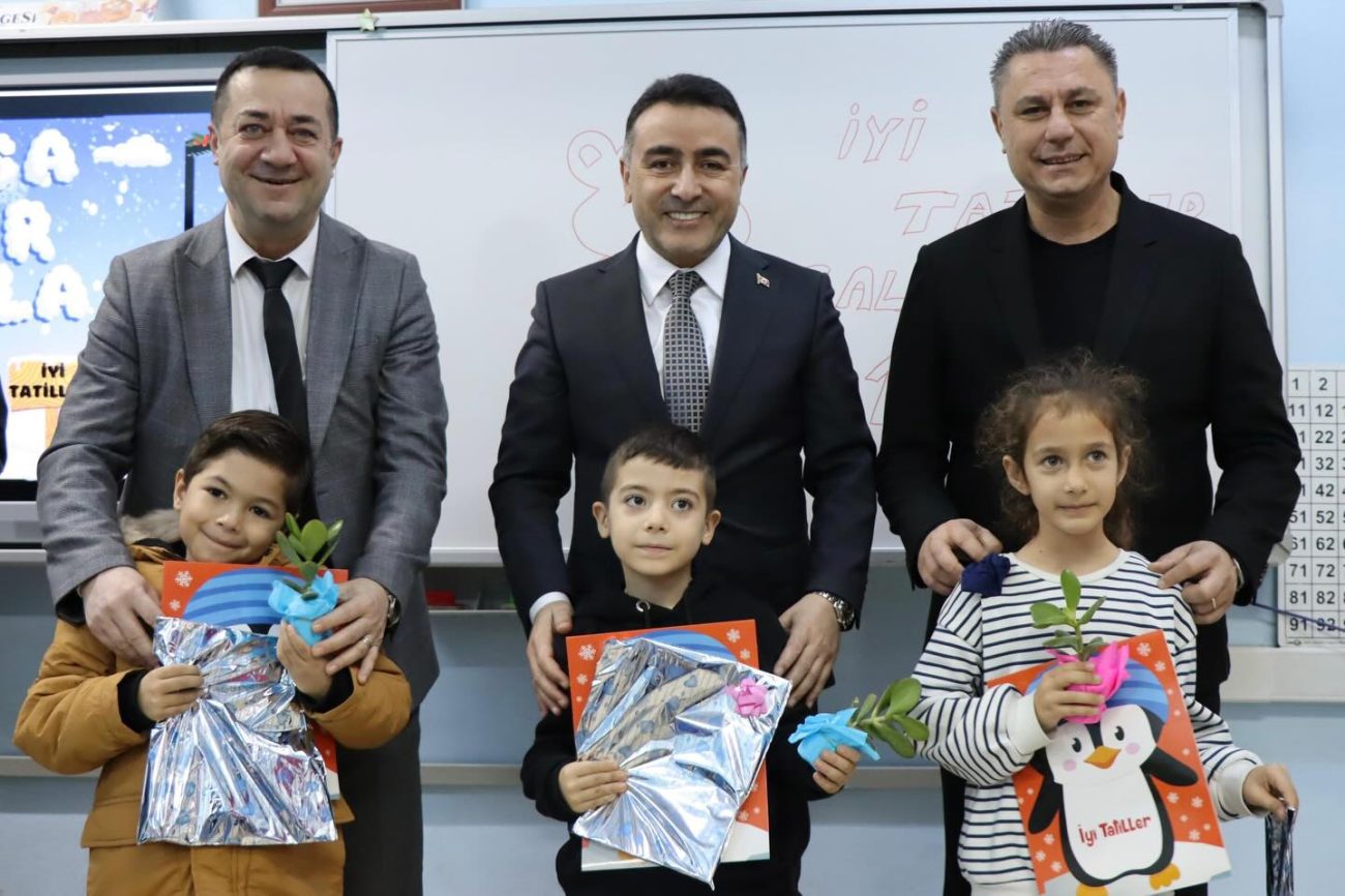 BELEDİYE BAŞKANLARI, VE KAYMAKAM ÖĞRENCİLERİN KARNE SEVİNCİNE ORTAK OLDU