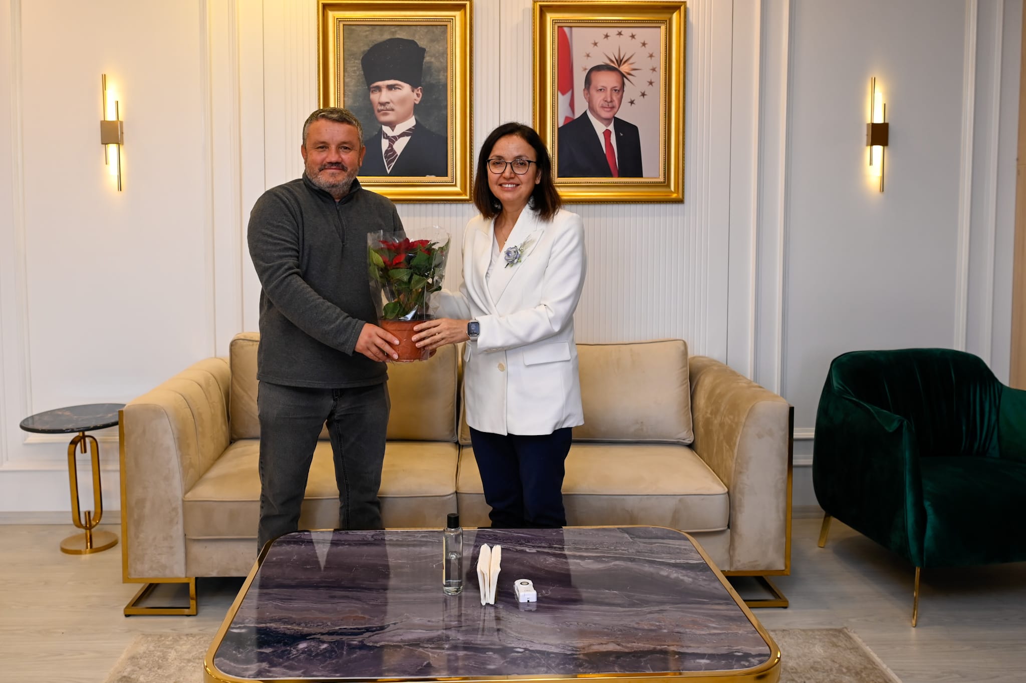 AKGÜN ÇİÇEKÇİLİKTEN VALİ KAYA’YA VEDA ZİYARETİ