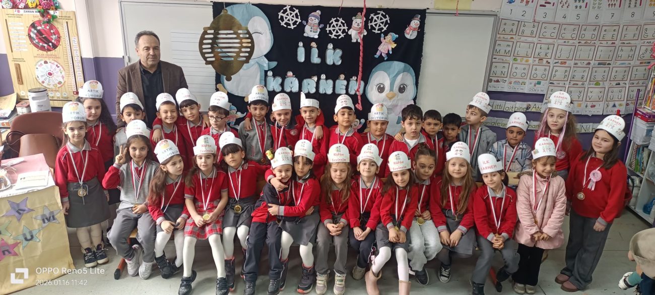 KARAMÜRSEL’DE KAYMAKAM İNAN VE İLÇE MİLLİ EĞİTİM MÜDÜRÜ BOZKURT, MİNİK KUZULARIN KARNELERİNİ DAĞITTI