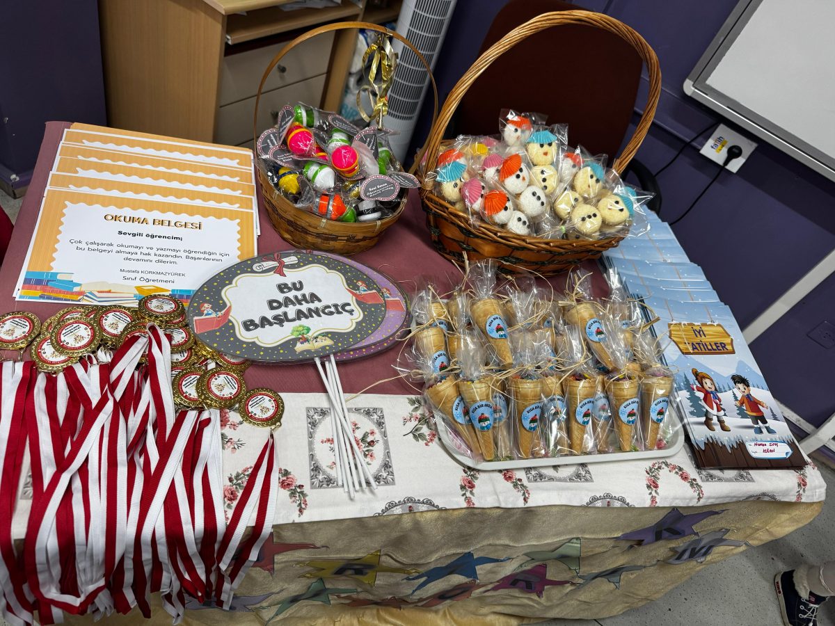 KARAMÜRSEL’DE KAYMAKAM İNAN VE İLÇE MİLLİ EĞİTİM MÜDÜRÜ BOZKURT, MİNİK KUZULARIN KARNELERİNİ DAĞITTI