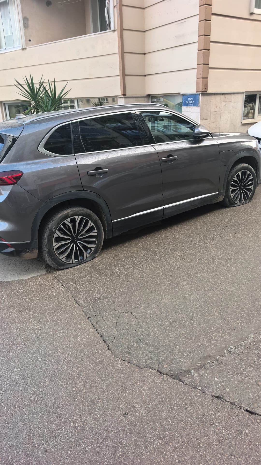 LASTİKLER PATLATILDI, ARACA ÇİZİKLER ATILDI!