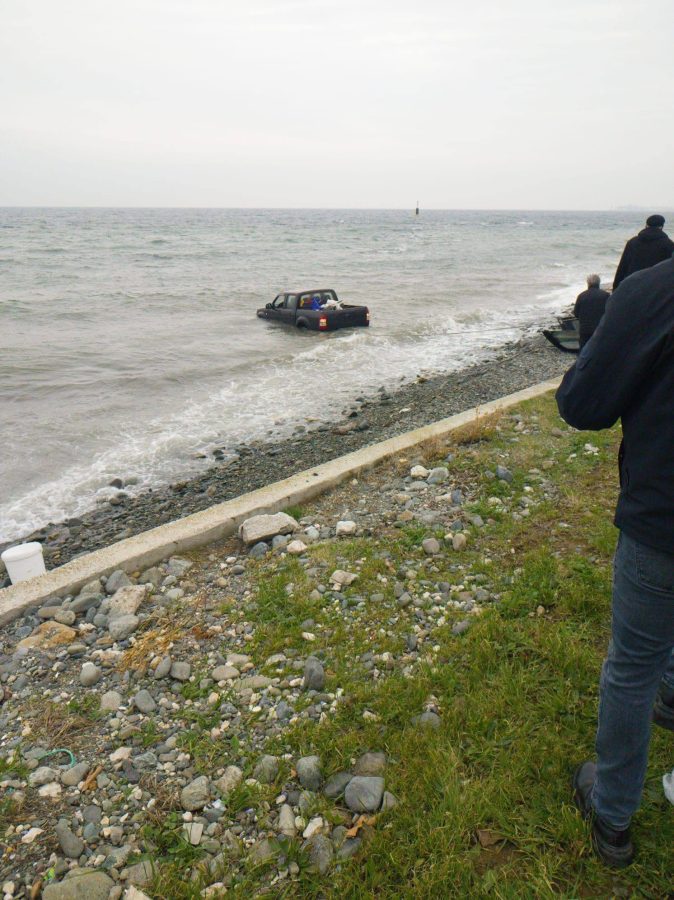 ÇINARCIK’TA OTOMOBİL DENİZE UÇTU! O ANLAR KAMERAYA YANSIDI 2 ÇINARCIK’TA OTOMOBİL DENİZE UÇTU! O ANLAR KAMERAYA YANSIDI